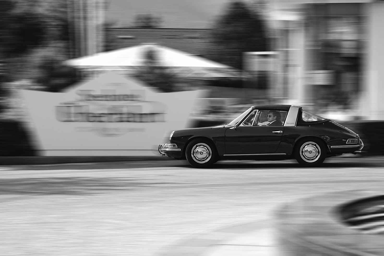 Hochzeitsauto mit Brautpaar vor dem Seehotel Überfahrt am Tegernsee. Wunderschöner alter Porsche Targa.